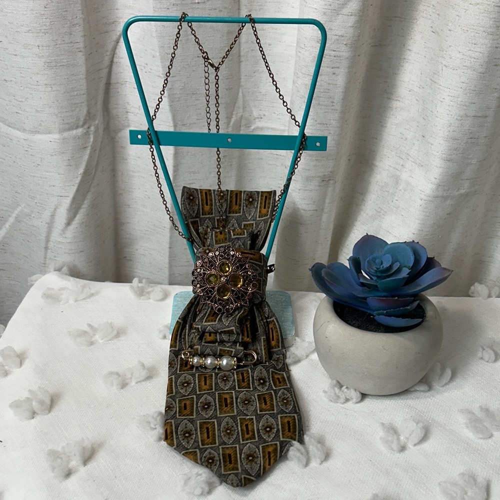 Vintage-Inspired hand made necklace tie.